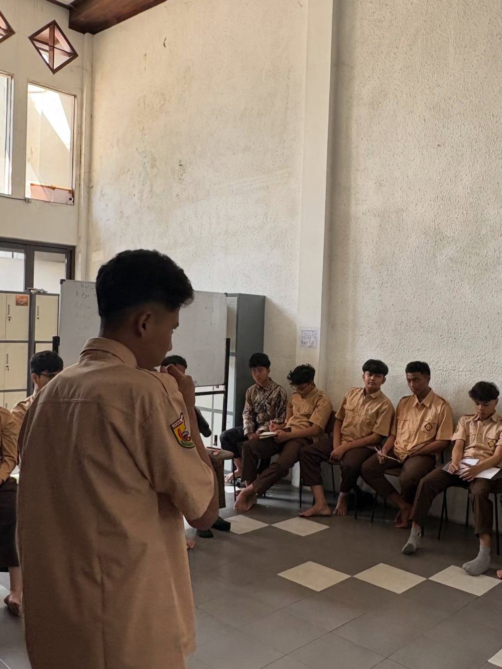 IBS Talk: Siswa SMA Presentasi dalam Bahasa Inggris — foto 1