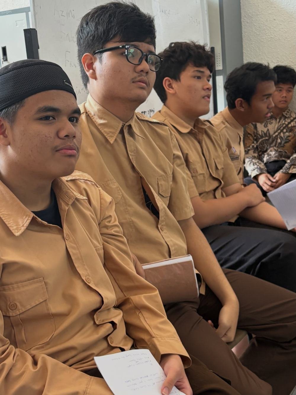 IBS Talk: Siswa SMA Presentasi dalam Bahasa Inggris — foto 2