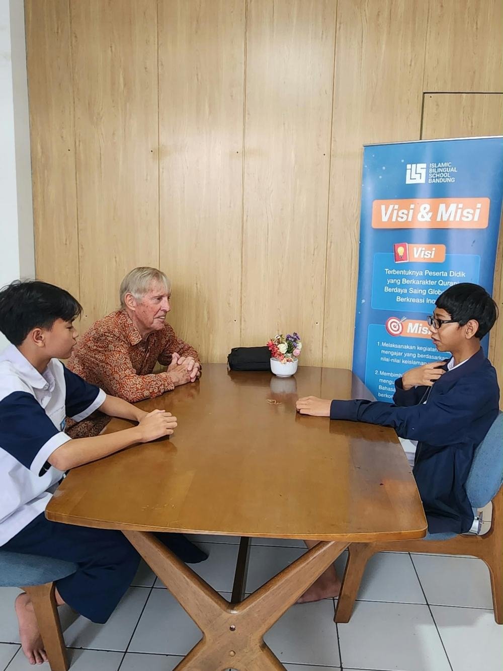 Talk with Native: Siswa Berdialog dengan Tamu dari London, Aljazair, dan Togo — foto 3